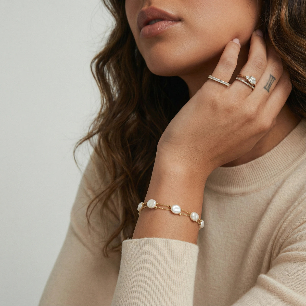 Pulseira em Camadas com Pérolas Barrocas